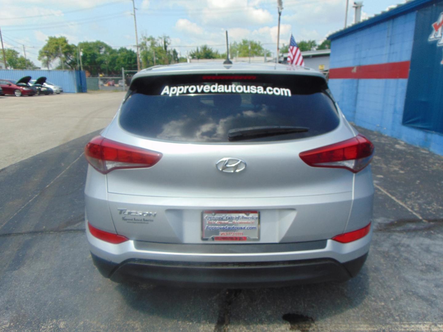 2017 Silver Hyundai Tucson (KM8J23A42HU) with an 4-Cyl 2.0 Liter engine, Auto, 6-Spd Shiftronic transmission, located at 2105 Dixie Hwy, Louisville, KY, 40210, (502) 772-3333, 38.220932, -85.795441 - Photo#7